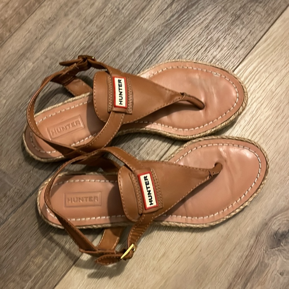 Hunter "Thatch" 8 Brown Leather Sandals T-Strap Gold Buckles Woman’s Size 7 - Picture 3 of 4